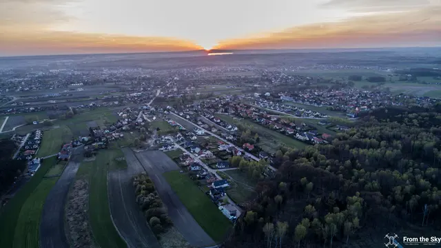 Żerniki z lotu ptaka o zachodzie słońca